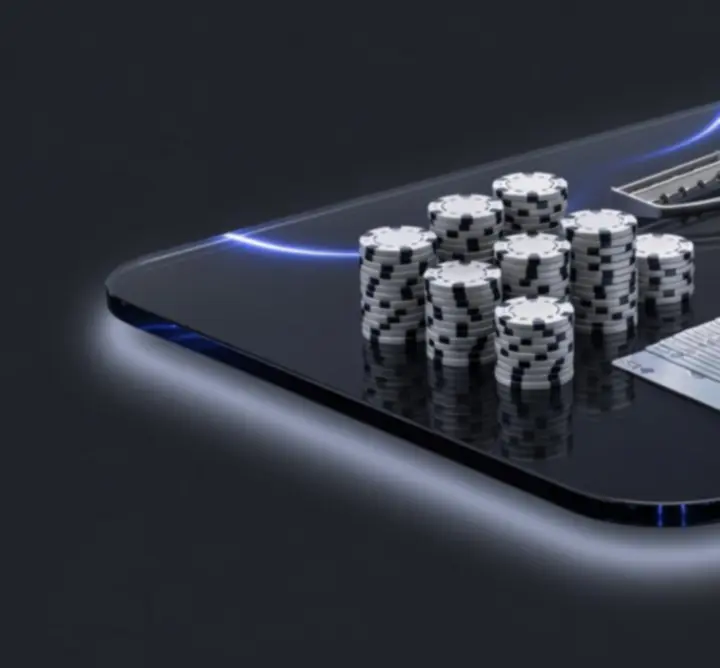 Profesjonalne stoły i żetony przygotowane na wieczór pokerowy